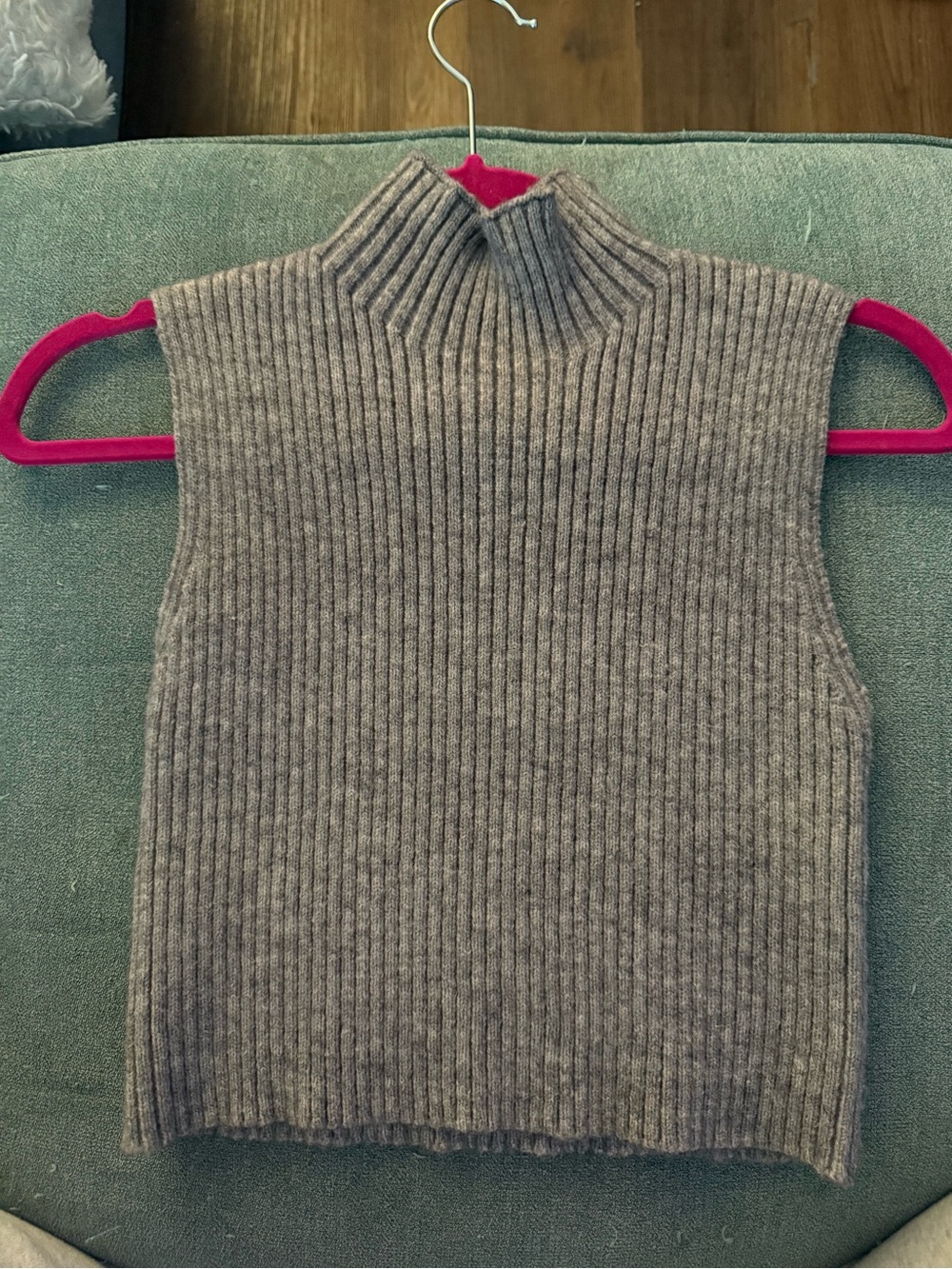 Sleeveless Stretchy Grey crop turtle neck sweater xs/s like new